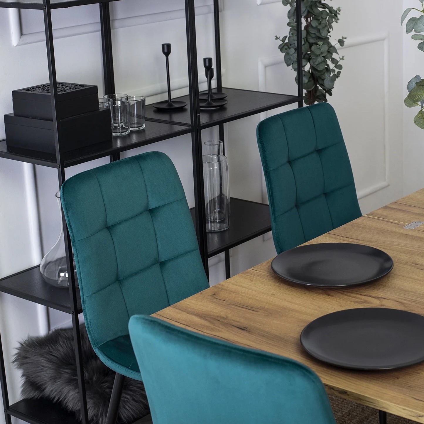 Elite PERU Turquoise Velvet Chair – A Stylish Pop of Color and Comfort